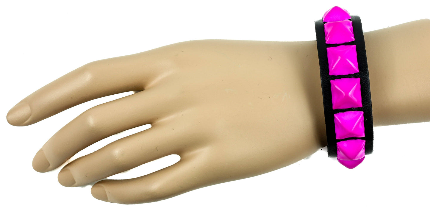 BC194 1 ROW 1/2" PYRAMID 3 SNAP BRACELET