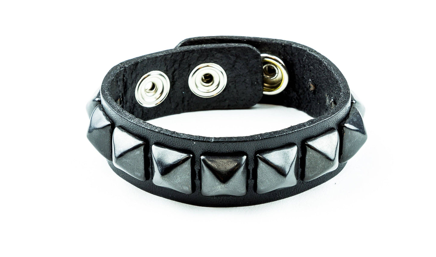 BC194 1 ROW 1/2" PYRAMID 3 SNAP BRACELET