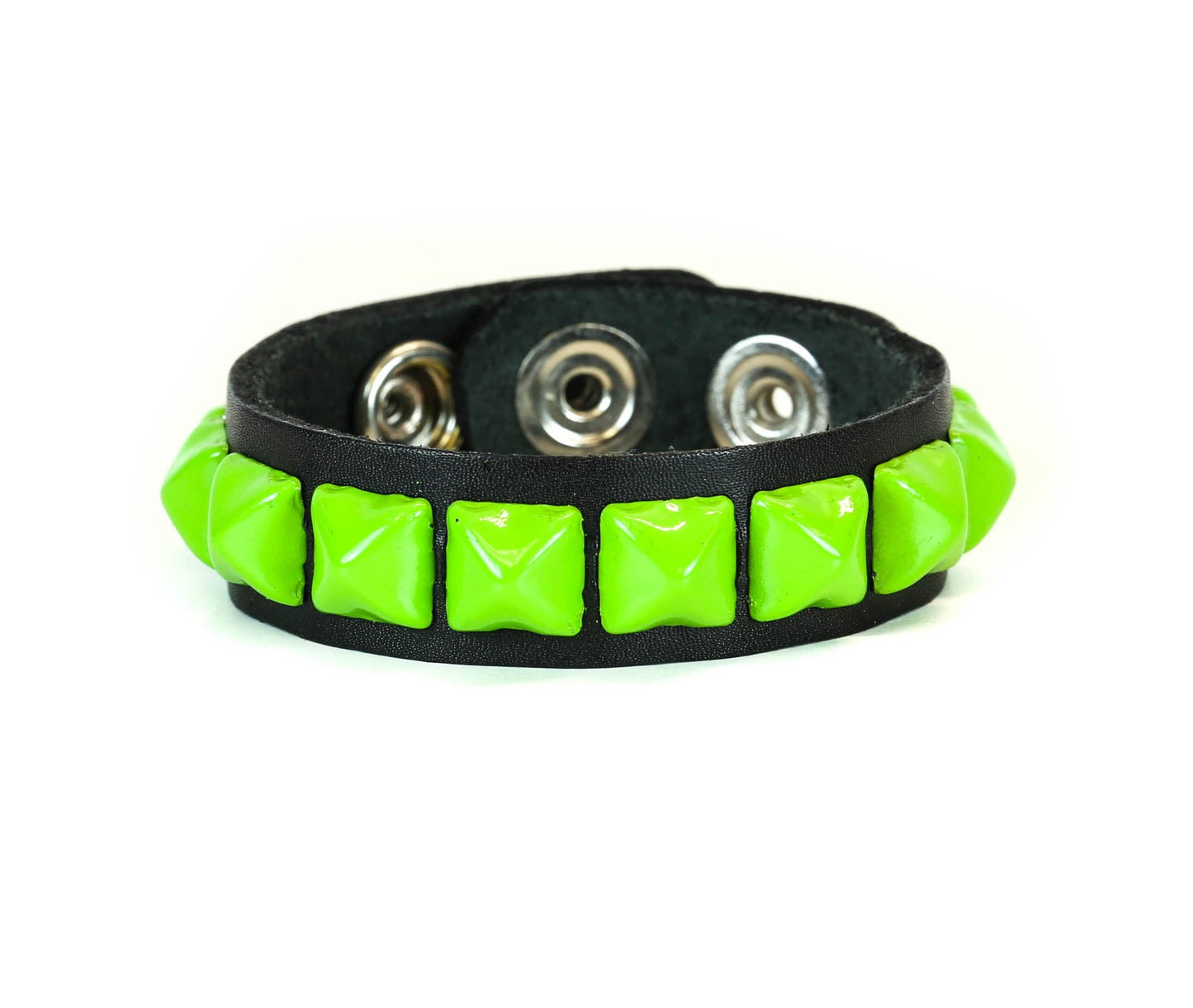 BC194 1 ROW 1/2" PYRAMID 3 SNAP BRACELET